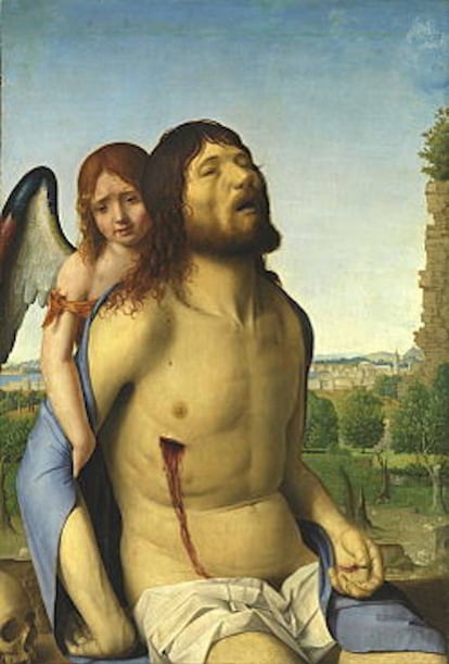 <strong>Mas o que faz este homem nu?</strong> Cristo sempre foi representado com pouca roupa durante sua Paixão, e o 'quattrocento' italiano não supôs uma exceção a isto, como demonstra esta obra de Antonello da Messina (Itália, 1430-1479). Sobretudo quando se trata de mostrar em toda seu crueza as terríveis feridas abertas na carne do Mesias cristão. </p> <strong>Por que é tão bom?</strong> “O corpo do Cristo morto sustentado por um anjo é de uma beleza difícil de descrever. O filho de Deus todo-poderoso, ao que seguiam milhares sobre a Terra, agora perdeu sua alma e só fica sua carcaça, seu corpo, lânguido, inflamado, seu pescoço rosado e o peito marmóreo. Sem atributos, bastaria cobrir a ferida do lado e omitir a presença do crânio que aparece atrás dele para encontrar uma imagem ambivalente em uma cena de sensualidade incomum", explica a artista Carmen González Castro. </p>