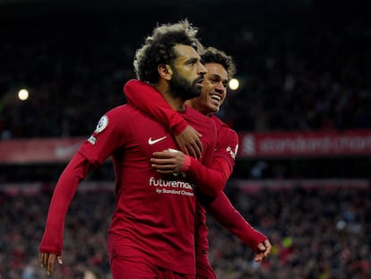 Mohamed Salah y Fabio Carvalho celebran el gol del 1-0 del Liverpool al City.