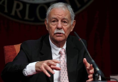 El escritor Eduardo Mendoza en el acto en que ha recibido el Premio José Luis Sampedro.