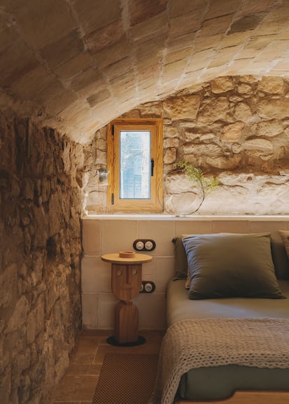 La pequeña ventana del dormitorio, sobre el cabecero realizado por Todobarro, se abrió para dar luz a la habitación.