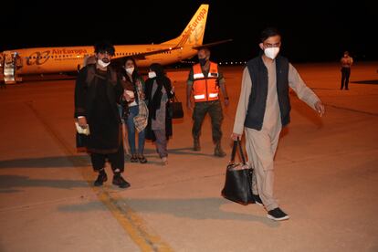 Un grupo de personas evacuadas de Afganistán a su llegada a la base aérea de Torrejón de Ardoz (Madrid).