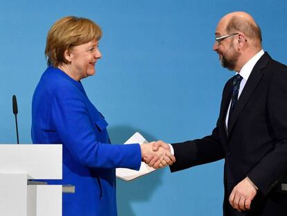 Angela Merkel estrecha la mano de Martin Schulz.