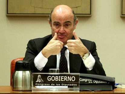 El Ministro de Economia, Luis de Guindos, durante su comparecencia 