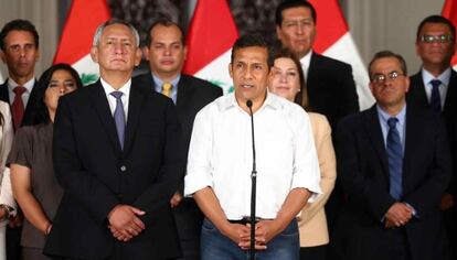 Humala, de blanco, el sábado acompañado por su gabinete.