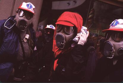 Las máscaras antigás como las que llevan estos manifestantes antiglobalización de finales de los noventa conviven en las manifestaciones de hoy con máscaras caseras –a menudo hechas a partir de botellas de plástico–, mascarillas o pañuelos y gafas.