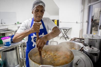 Dina de Oliveira Santos, cocinera, prepara la sopa que se entrega a las personas en condición de calle.