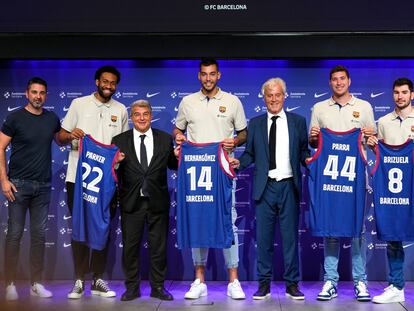 Los cuatro fichajes del Barcelona, Jabari Parker, Willy Hernangómez, Joel Parra y Darío Brizuela, posan con sus camisetas.