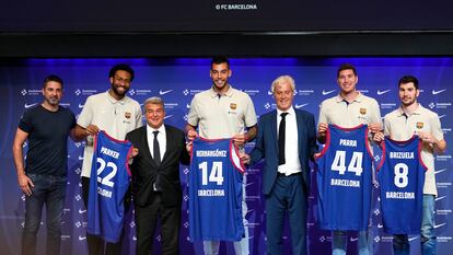 Los cuatro fichajes del Barcelona, Jabari Parker, Willy Hernangómez, Joel Parra y Darío Brizuela, posan con sus camisetas.