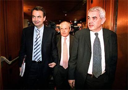 José Luis Rodríguez Zapatero, ayer en Barcelona, acompañado por José Montilla y Pasqual Maragall.