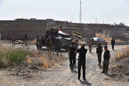 Soldados de las fuerzas especiales iraquíes inspeccionan un poblado recién arrebatado al ISIS a la espera de los zapadores.