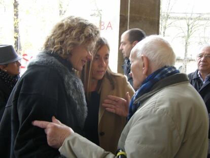 Cristina González y Maite Berrocal atienden a un asistente al acto del PSE en Vitoria.