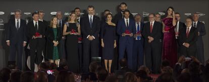 Los Reyes posan con los galardonados durante la celebración del 50º aniversario del diario deportivo AS, esta noche en la Galería de Cristal del Palacio de Cibeles, en Madrid. 