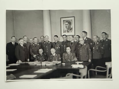 El departamento jurídico nazi reunido en Riga, con Hans Gräser a la derecha