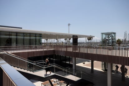 Vista de las escaleras que suben a la planta superior del Balcón Gastronómico.