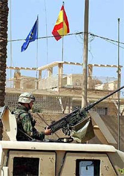 Soldados estadounidenses montan guardia junto a la Embajada de España en Bagdad