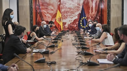 Miembros de la delegación del PSOE y de Unidas Podemos, este jueves en el Congreso.