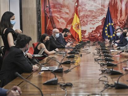 Miembros de la delegación del PSOE y de Unidas Podemos, este jueves en el Congreso.