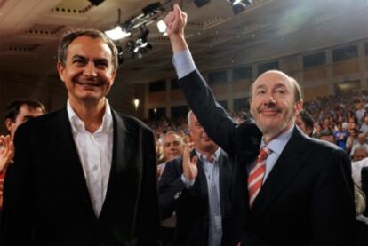 Rubalcaba, acompañado de Zapatero, recibe los aplausos de los compañeros de partido tras concluir su discurso.