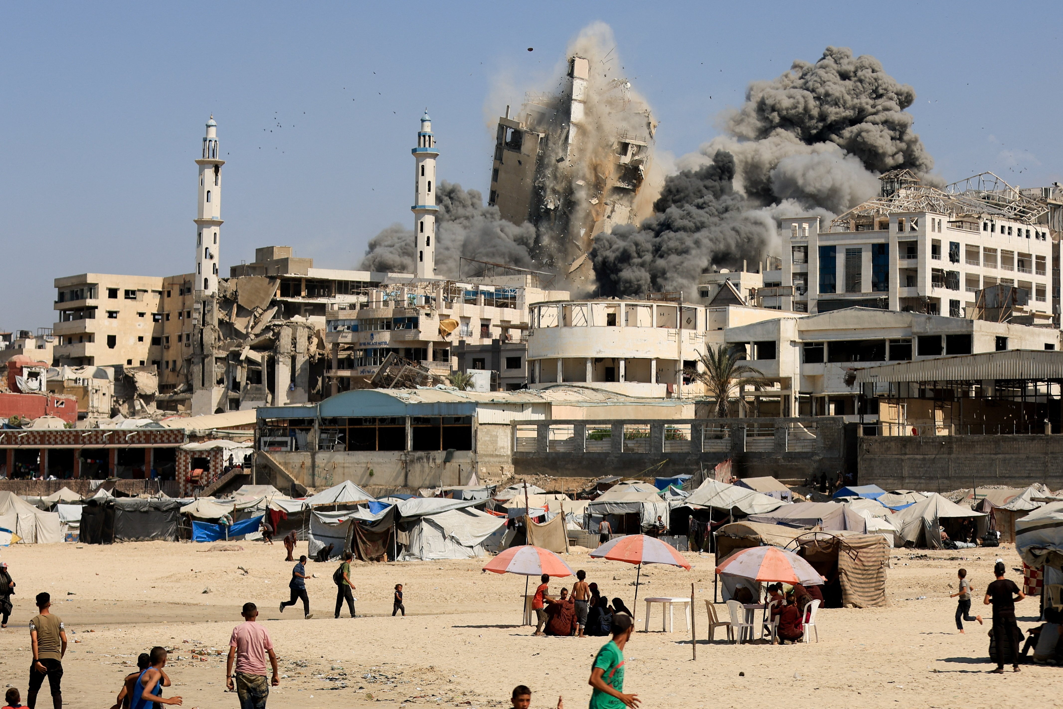 Última hora del conflicto en Oriente Próximo, en directo | Un ataque israelí derrumba la torre más alta de Ciudad de Gaza