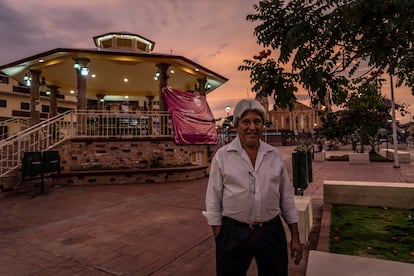 Samuel Calderón, frente al kiosco de la plaza de Ayutla.