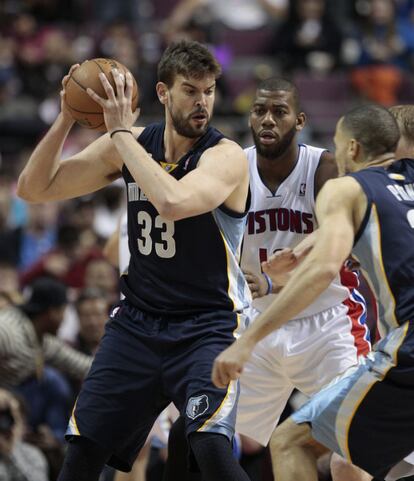 Marc Gasol controla la bola ante Greg Monroe