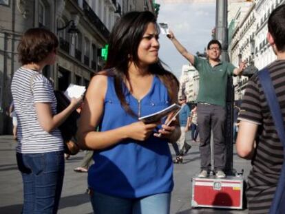 Mauricio, un evangélico mexicano, pregona en la Puerta del Sol junto a otros fieles del grupo Caja Roja.