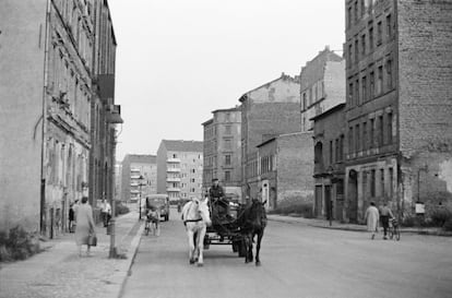 En 1961 empezó a construirse el muro de Berlín. En la imagen, un hombre conduce un coche de caballos en los días en que la separación física de la ciudad comenzaba a hacerse realidad.