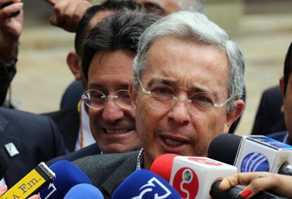  El expresidente colombiano Álvaro Uribe Vélez habla ante la prensa mientras acompaña al candidato a la alcaldía de Bogotá por el partido de Centro Democrático, Francisco Santos 