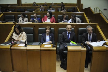El lehendakari Iñigo Urkullu (derecha y en primera fila) durante un pleno de control en el parlamento vasco.
 