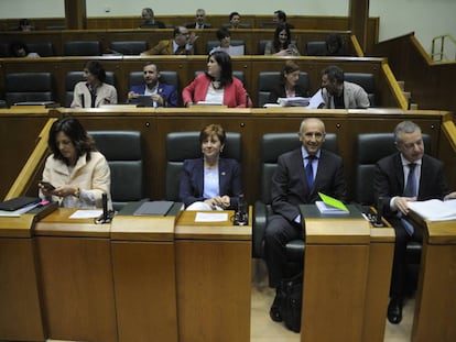 El lehendakari Iñigo Urkullu (derecha y en primera fila) durante un pleno de control en el parlamento vasco.
 