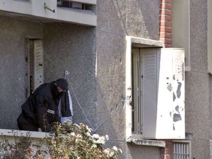 Un policía en el piso de Mohamed Merah.