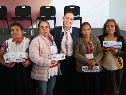 Claudia Sheinbaum durante la entrega de tarjetas de la Pensión Mujeres Bienestar, en Huauchinango, Puebla, el 4 de enero de 2024.