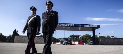 Dos carabineros frente a la base aérea de Pratica di Mare, donde el Ejército asegura que está el cuerpo de Priebke.