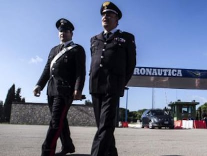 Dos carabineros frente a la base aérea de Pratica di Mare, donde el Ejército asegura que está el cuerpo de Priebke.