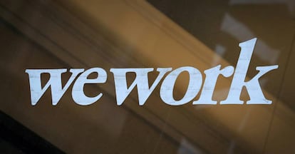 Logo de la compañía WeWork en uno de sus espacios de co-working de Nueva York.