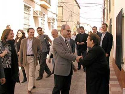 Manuel Chaves saluda a una vecina durante un paseo electoral de ayer por las calles de La Carolina.