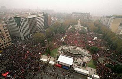 La protesta ha acabado en la Plaza de España, donde se ha leído un manifiesto que ha dado paso a las actuaciones de Celtas Cortos, Ismael Serrano y La Cabra Mecánica. 
(LUIS MAGÁN)