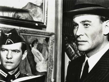 Peter O'Toole (derecha), como el psicópata general Tanz de paisano, en un fotograma de <i>La noche de los generales</i> (1967), de Anatole Lituak.