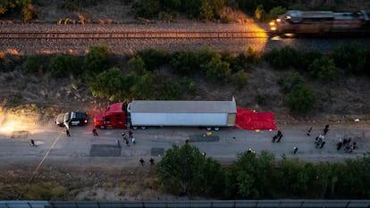 El hallazgo del tráiler abandonado a las afueras de San Antonio (Texas) con 67 migrantes dentro, el pasado 27 de junio.