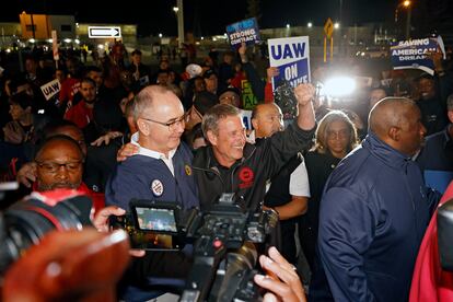 El presidente del sindicato United Auto Workers (UAW), Shawn Fain, celebra junto al vicepresidente Chuck Browning, y otros trabajadores frente a la fábrica Ford Michigan Assembly, el pasado15 de septiembre de 2023 en Wayne, Michigan, (EE.UU).