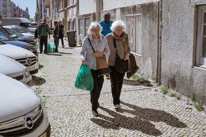 Dos mujeres en Lisboa el 1 de octubre.