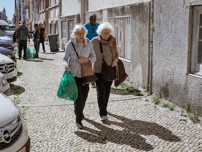 Dos mujeres en Lisboa el 1 de octubre.
