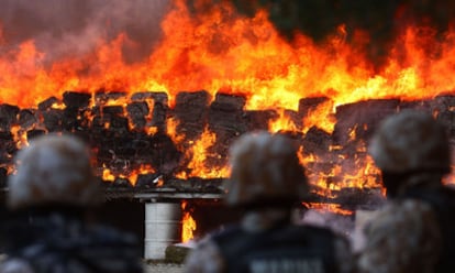 Soldados mexicanos observan la quema de 134 toneladas de marihuana procedentes del mayor alijo de esta droga incautado en Tijuana, el pasado 20 de octubre.