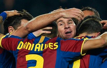 Los jugadores del Barcelona se abrazan en torno a Messi en la celebración de uno de los goles ante el Arsenal.