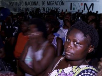 Miles de cubanos, congoleños, angoleños, haitianos y centroamericanos se acumulan en la frontera sur de México tras la orden del Gobierno de López Obrador de suspender en Tapachula los trámites migratorios para quienes se dirigen a EE UU