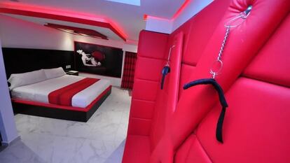 Una de las habitaciones del hotel Luxlove