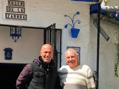 Zidane posa con el cantaor Curro Albaicín.