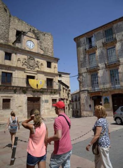 Un capote y una fotografía de Víctor Barrio cuelgan hoy del balcón del edificio donde residía en Sepúlveda (Segovia).