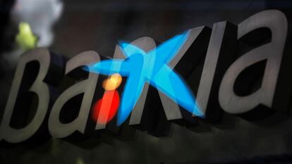Logotipos de las entidades bancarias Bankia y CaixaBank.