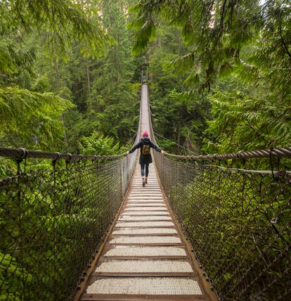 Mujer en un puente